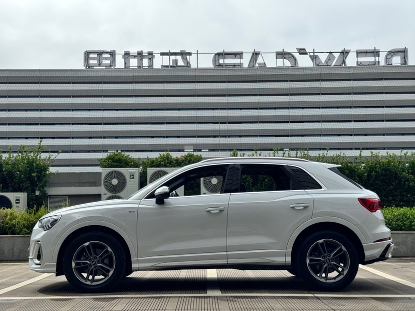 Audi Q3 2023 car image #2