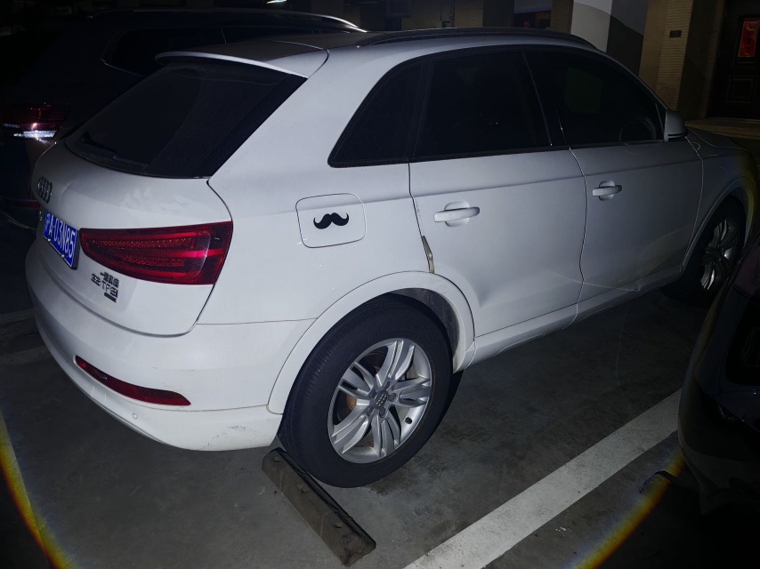 Audi Q3 2015 car image #2