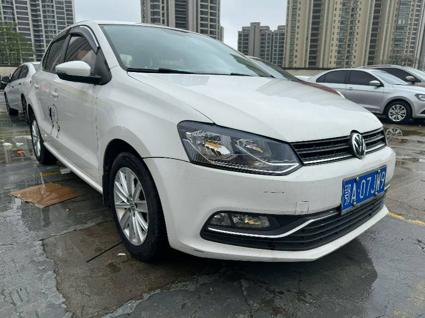 Volkswagen Polo 2015 car image #9