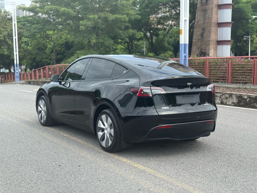 Tesla Model Y 2023 car image #7