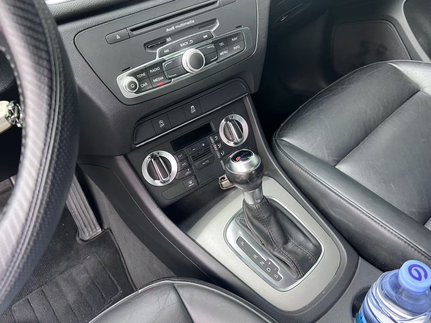 Audi Q3 2015 car image #8