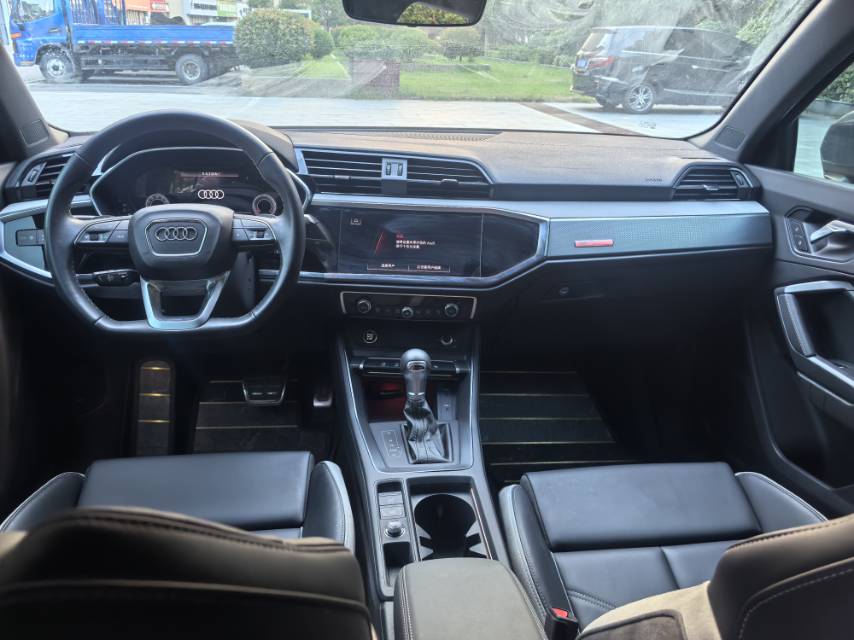 Audi Q3 2025 car image #9