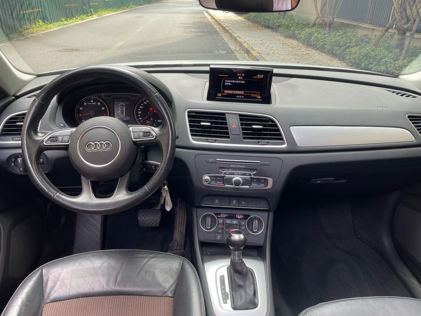 Audi Q3 2017 car image #8