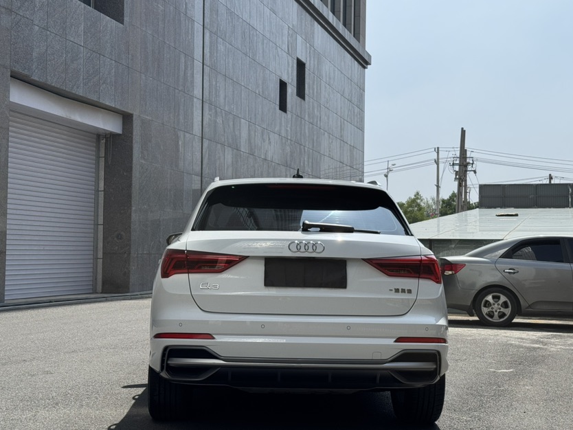 Audi Q3 2021 car image #8