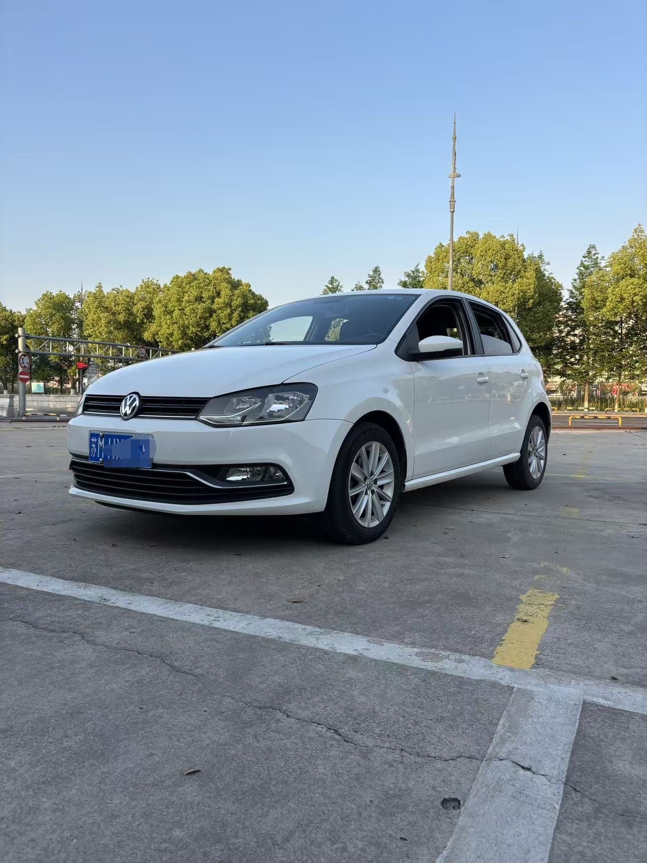 Volkswagen Polo 2015 Volkswagen Polo 2015 car image