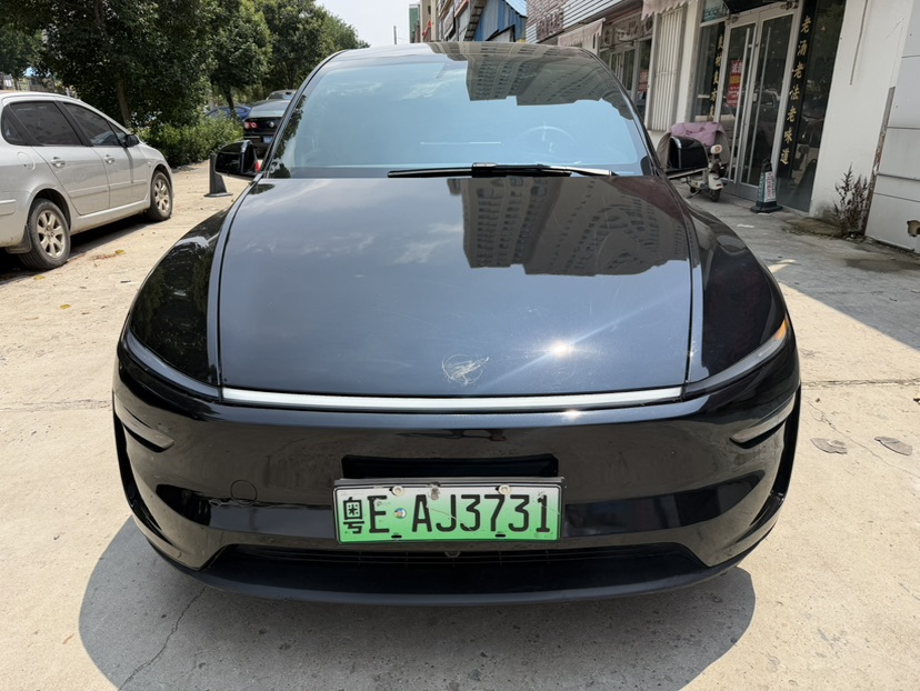 Tesla Model Y L 2025 #2 Tesla Model Y L 2025 car image #2