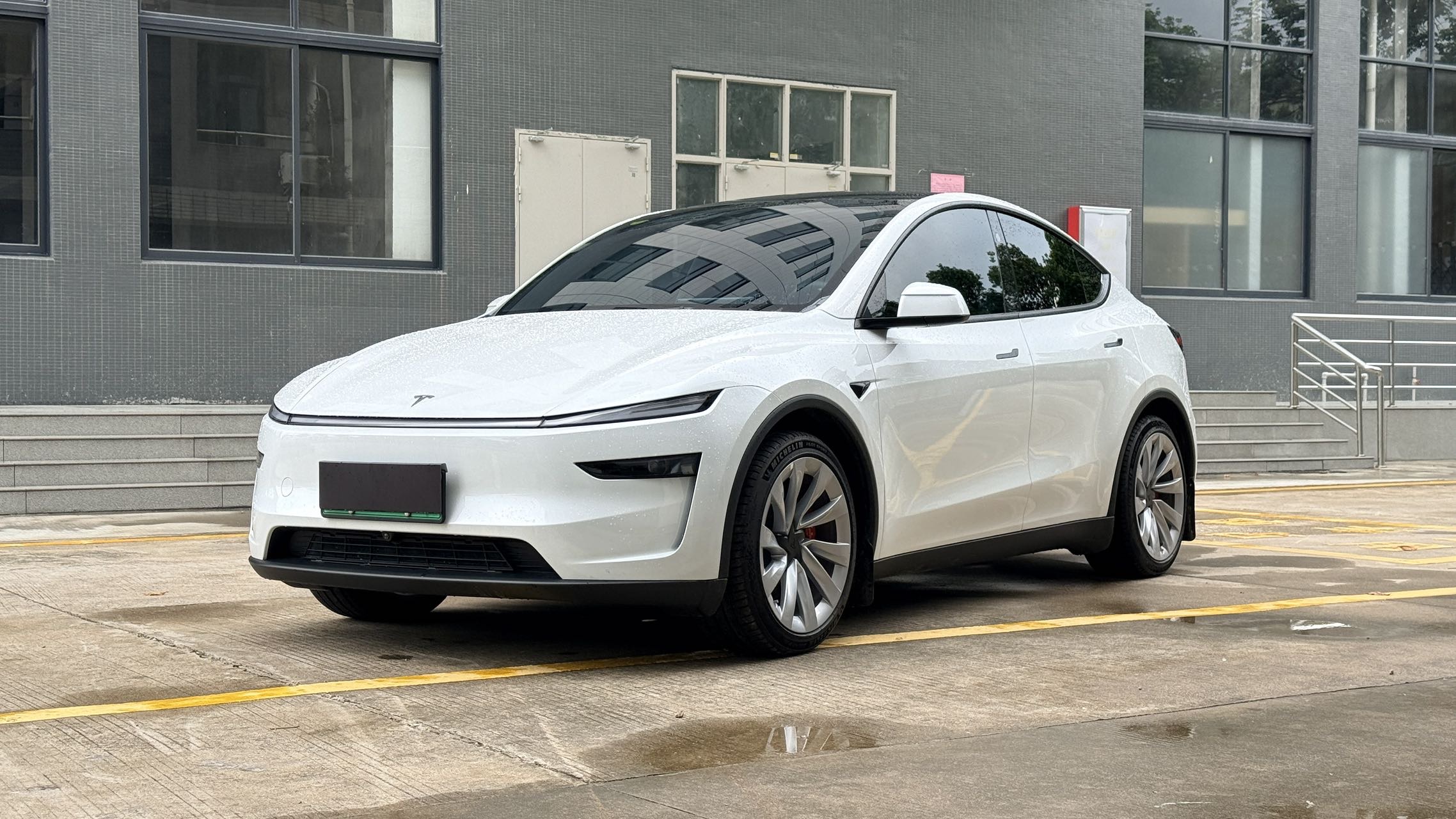 Tesla Model Y 2025 #3 Tesla Model Y 2025 car image #3