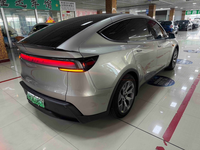 Tesla Model Y L 2025 #8 Tesla Model Y L 2025 car image #8