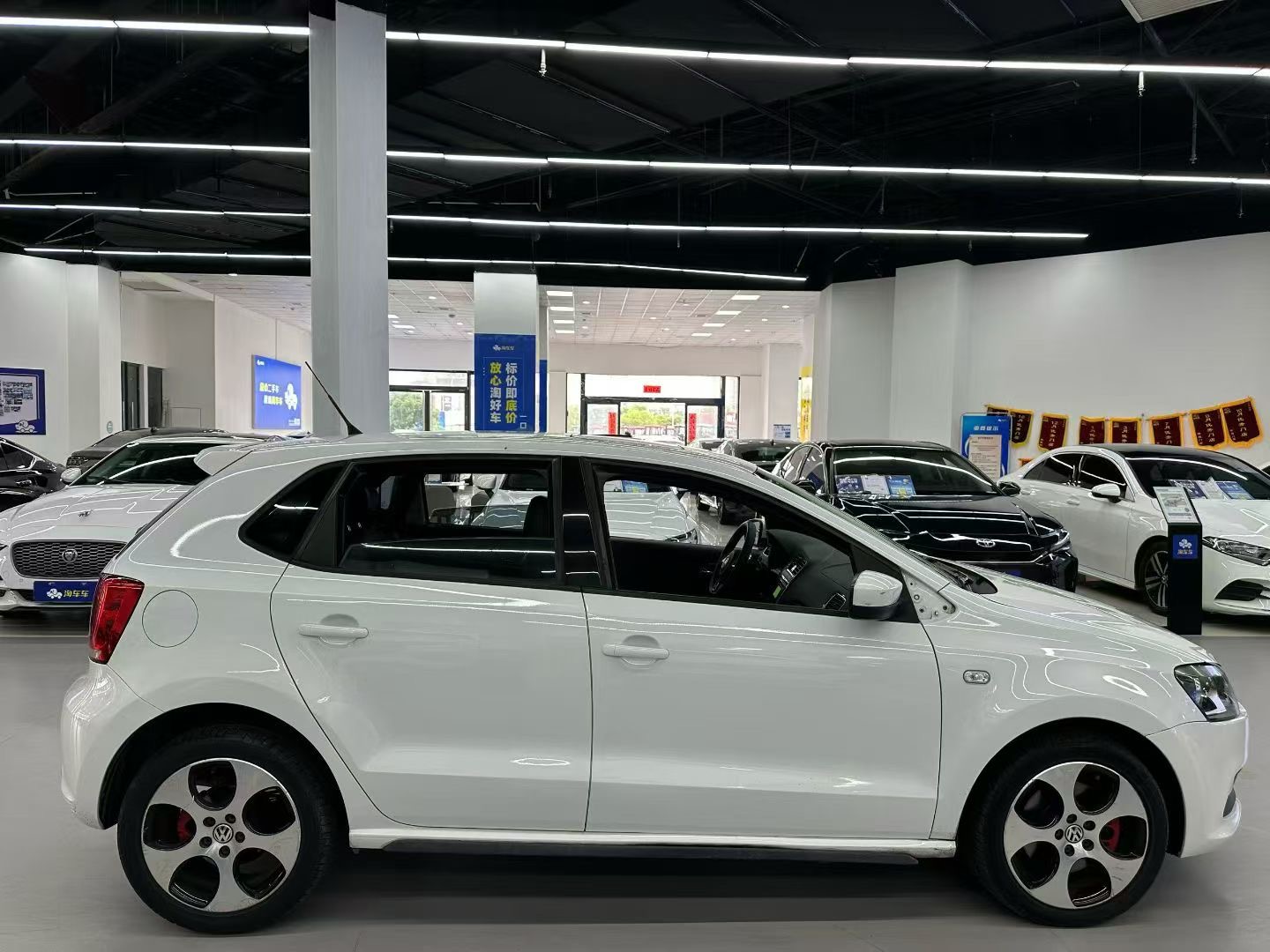 Volkswagen Polo 2013 car image #6