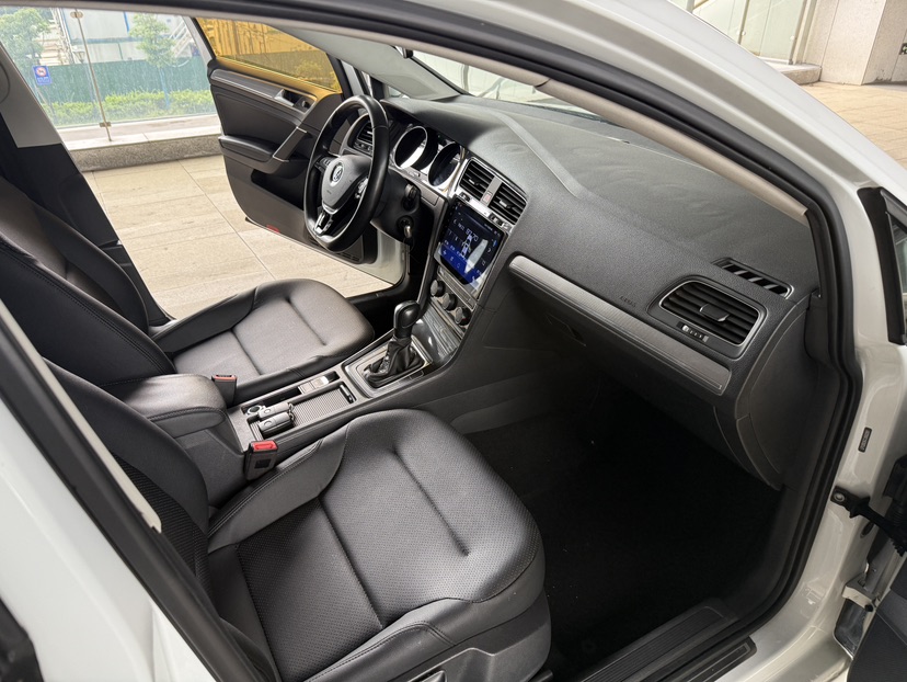 Volkswagen Golf 2018 car image #8