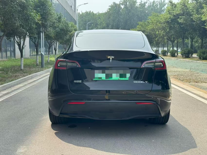 Tesla Model Y 2023 car image #5