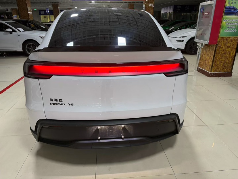 Tesla Model Y L 2025 #8 Tesla Model Y L 2025 car image #8