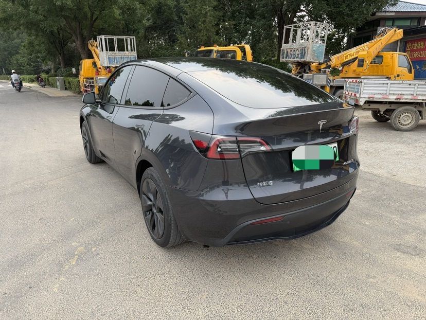 Tesla Model Y 2024 #4 Tesla Model Y 2024 car image #4