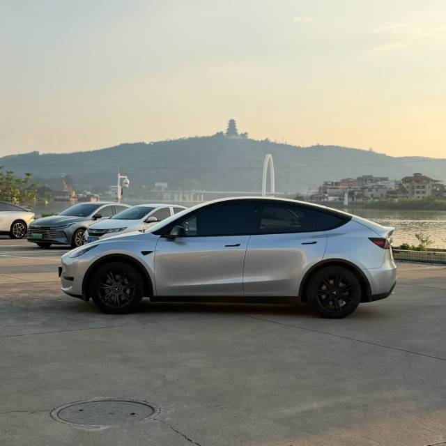 Tesla Model Y 2024 #3 Tesla Model Y 2024 car image #3