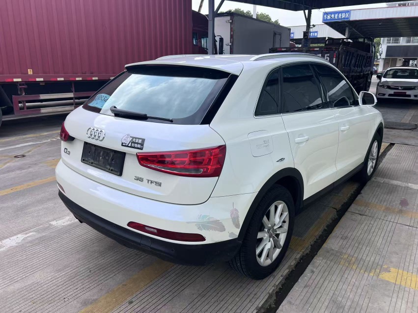 Audi Q3 2015 car image #9