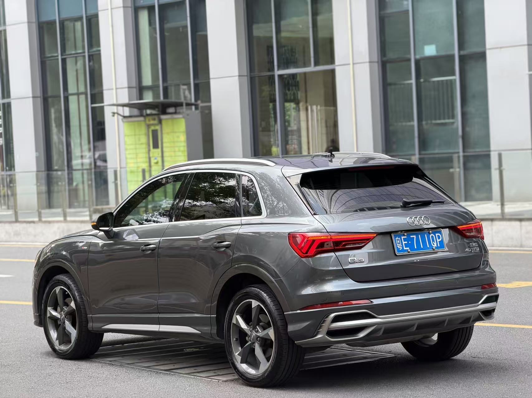 Audi Q3 2020 car image #8