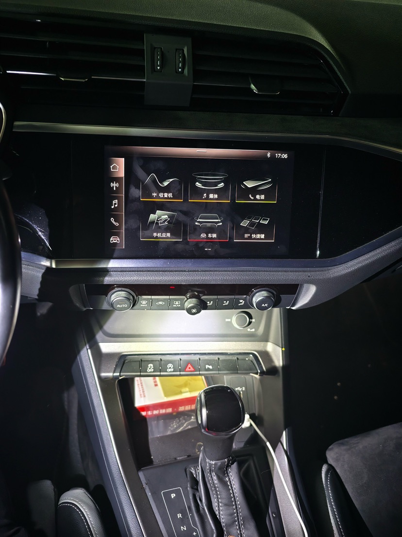 Audi Q3 2020 car image #4
