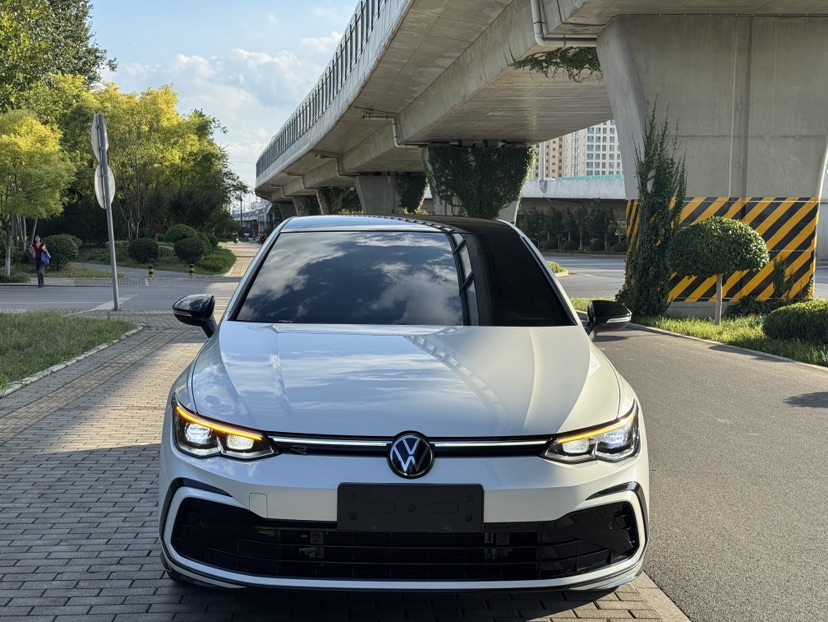 Volkswagen Golf 2024 car image #2