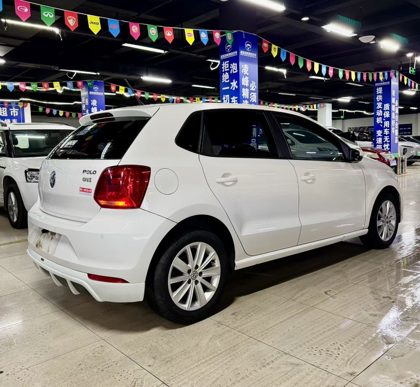 Volkswagen Polo 2015 car image #3