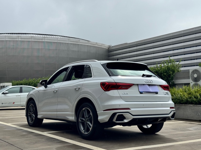 Audi Q3 2023 car image #18