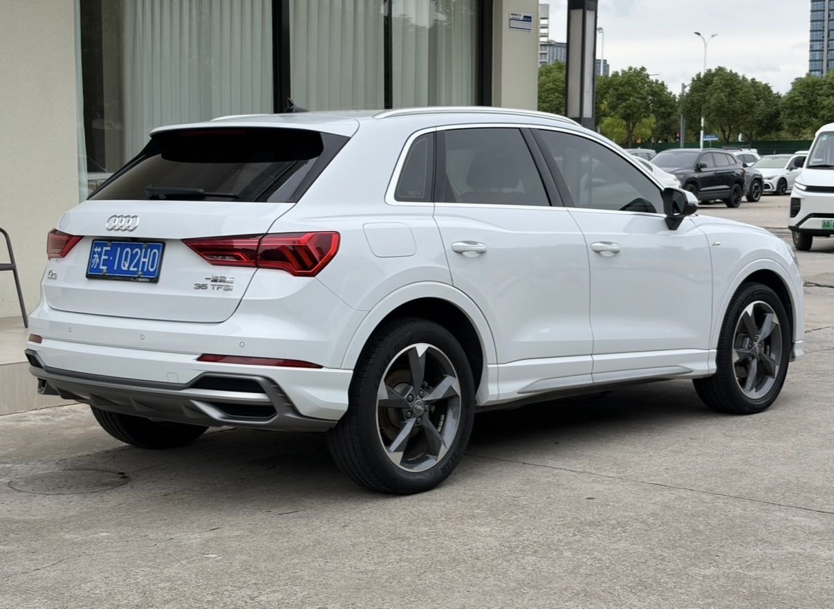 Audi Q3 2020 car image #13