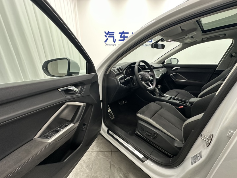 Audi Q3 2023 car image #7