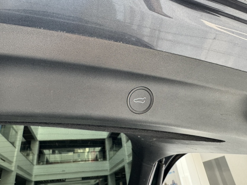Tesla Model Y 2023 car image #25