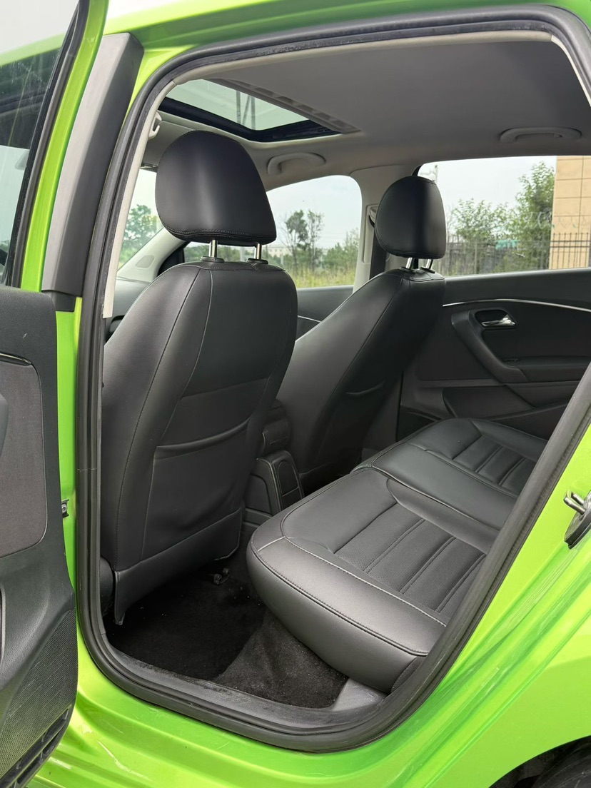 Volkswagen Polo 2015 car image #9