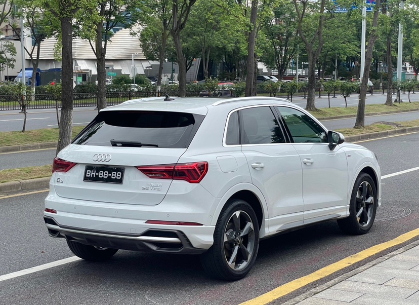 Audi Q3 2022 car image #5