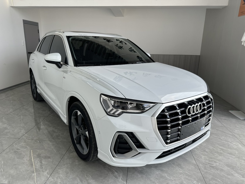 Audi Q3 2023 immagine di auto 
