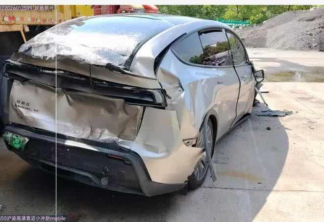 Tesla Model Y L 2025 #11 Tesla Model Y L 2025 car image #11