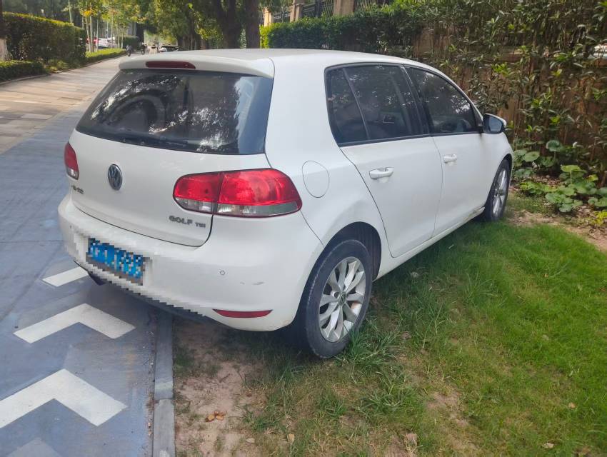 Volkswagen Golf 2011 car image #4