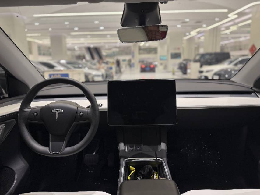 Tesla Model Y 2023 car image #5