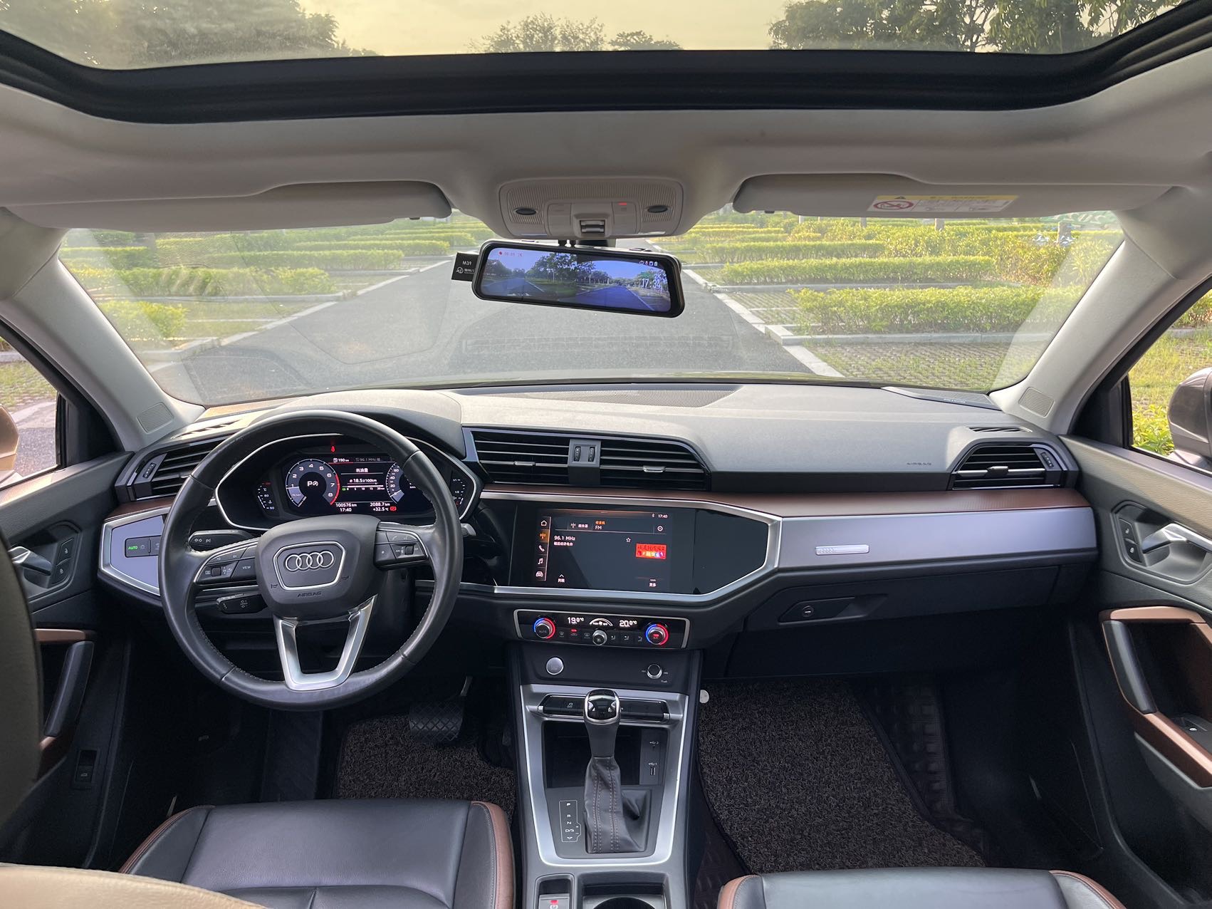 Audi Q3 2019 car image #12