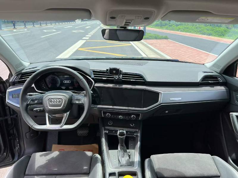 Audi Q3 2022 car image #4