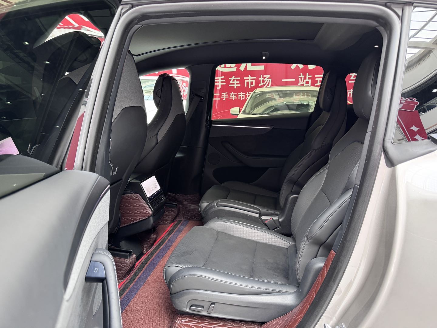 Tesla Model Y L 2026 #6 Tesla Model Y L 2026 car image #6