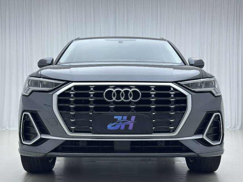 Audi Q3 2022 car image #2