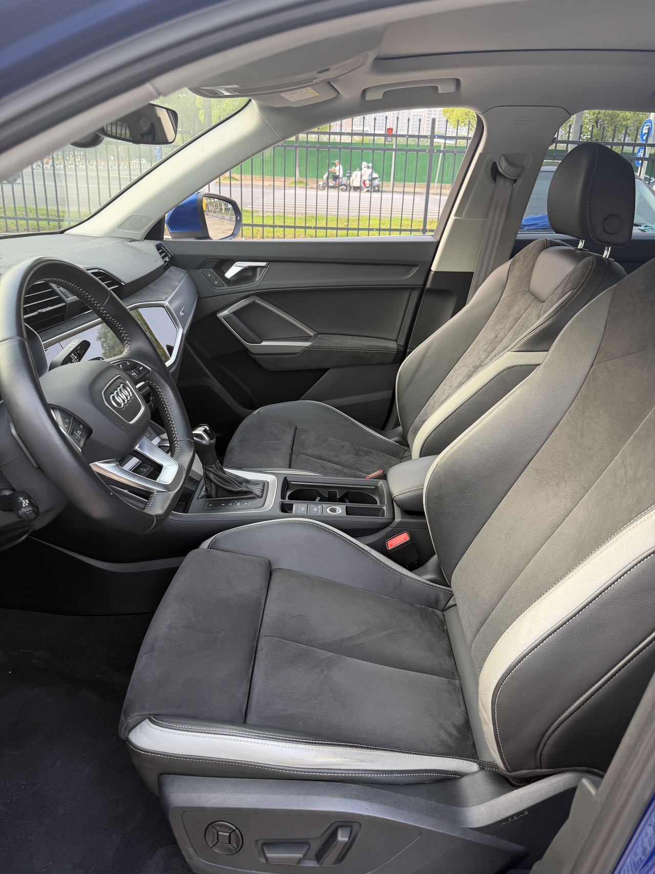 Audi Q3 2020 car image #8