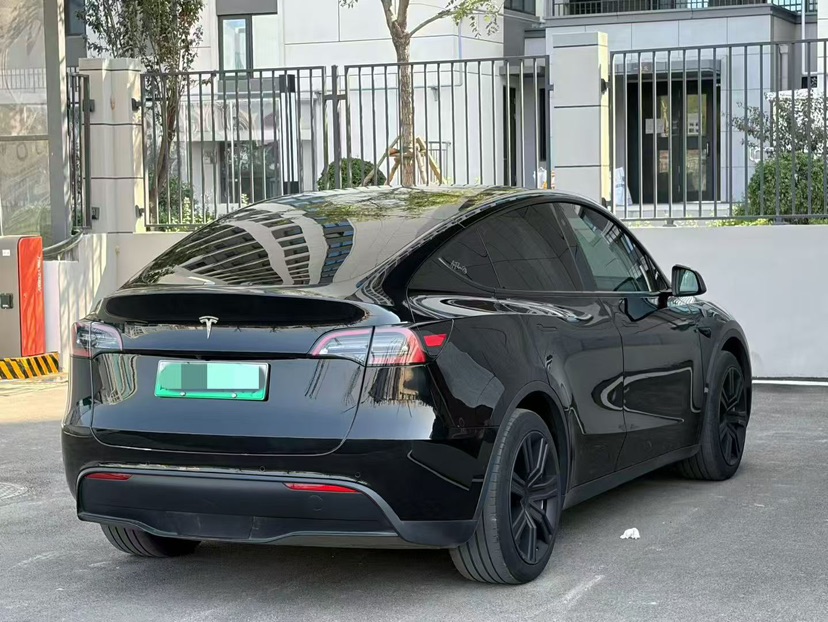 Tesla Model Y 2023 car image #5