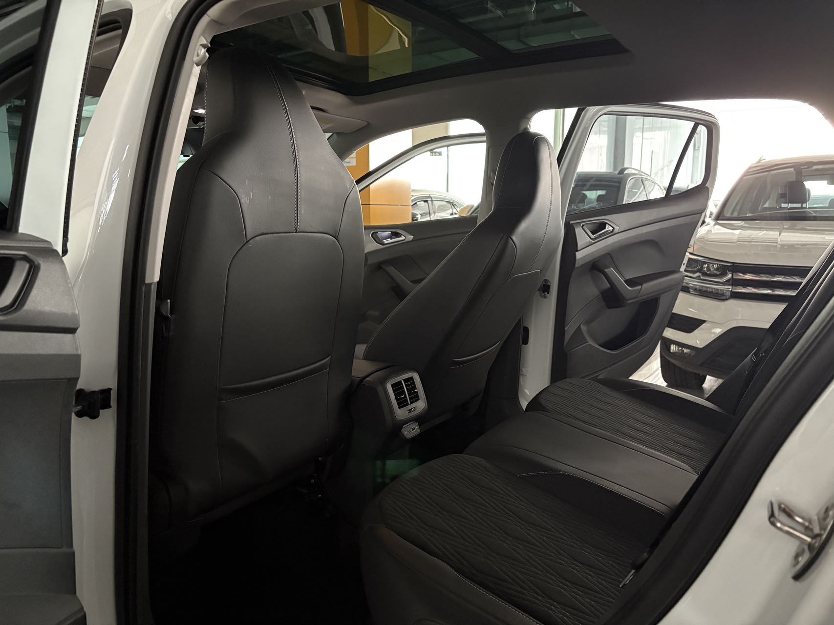 Volkswagen T-Cross 2023 car image #5