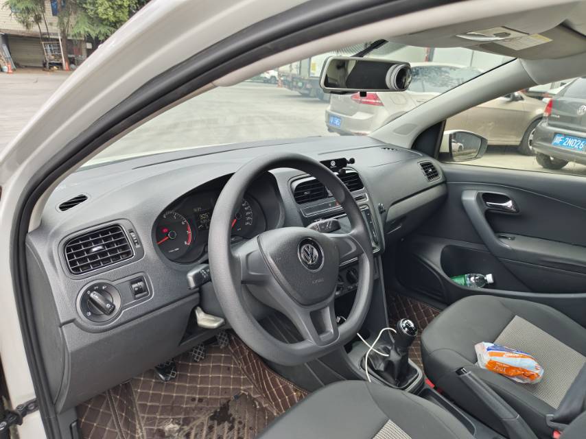 Volkswagen Polo 2014 car image #8