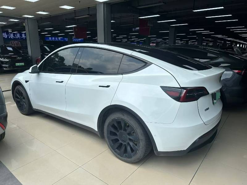 Tesla Model Y 2023 car image #3