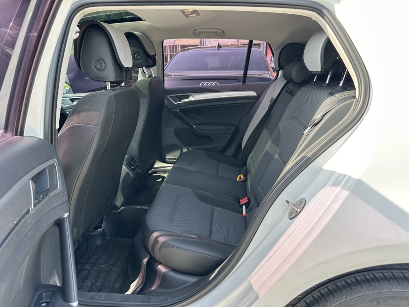Volkswagen Golf 2018 car image #6