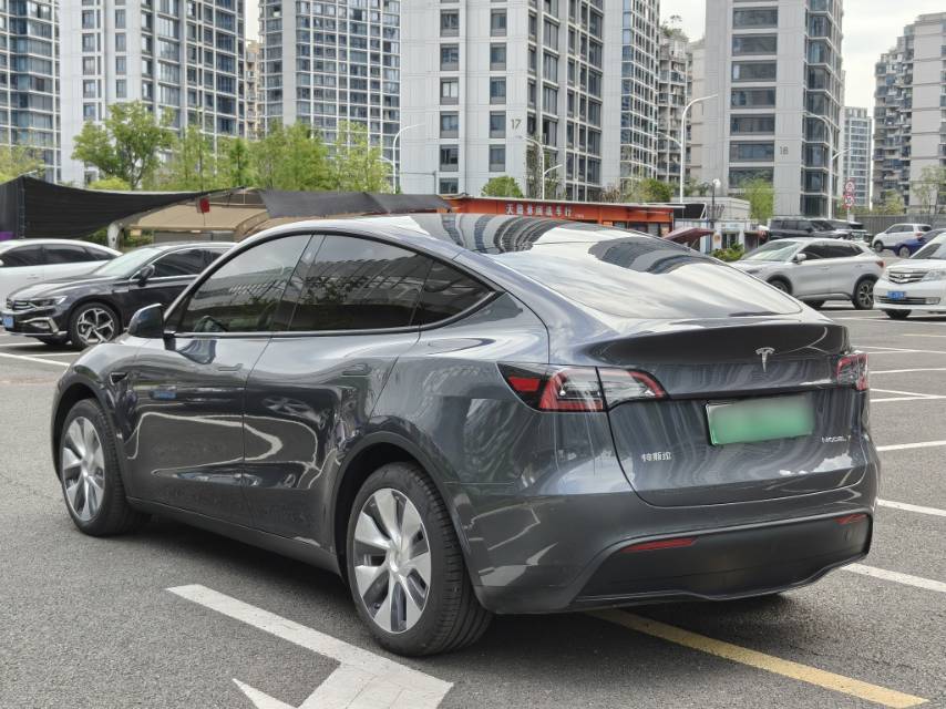 Tesla Model Y 2023 car image #9