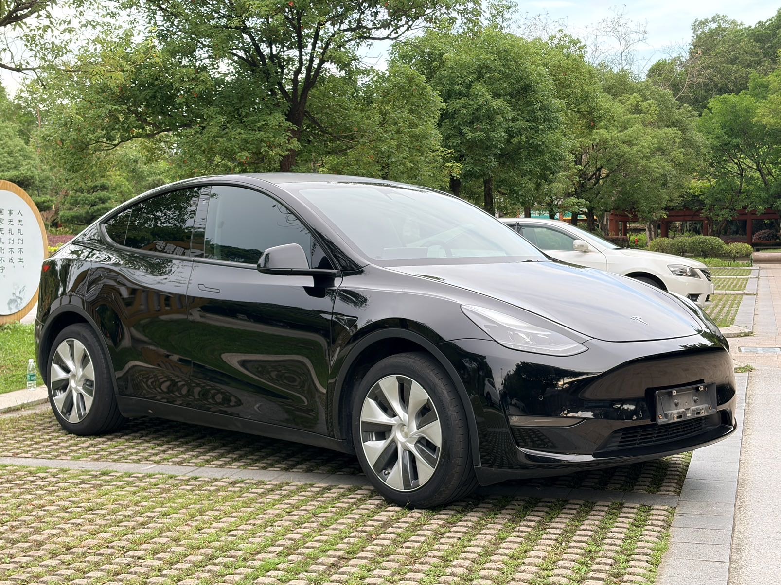 Tesla Model Y 2022 car image #3