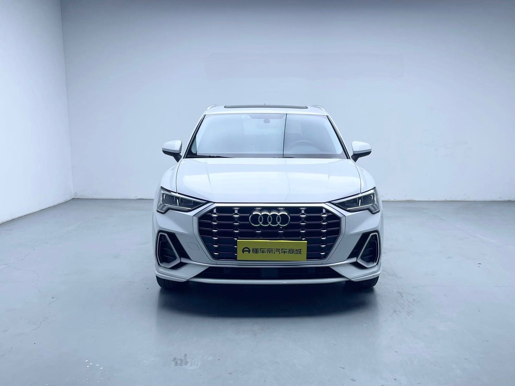 Audi Q3 2020 car image #2