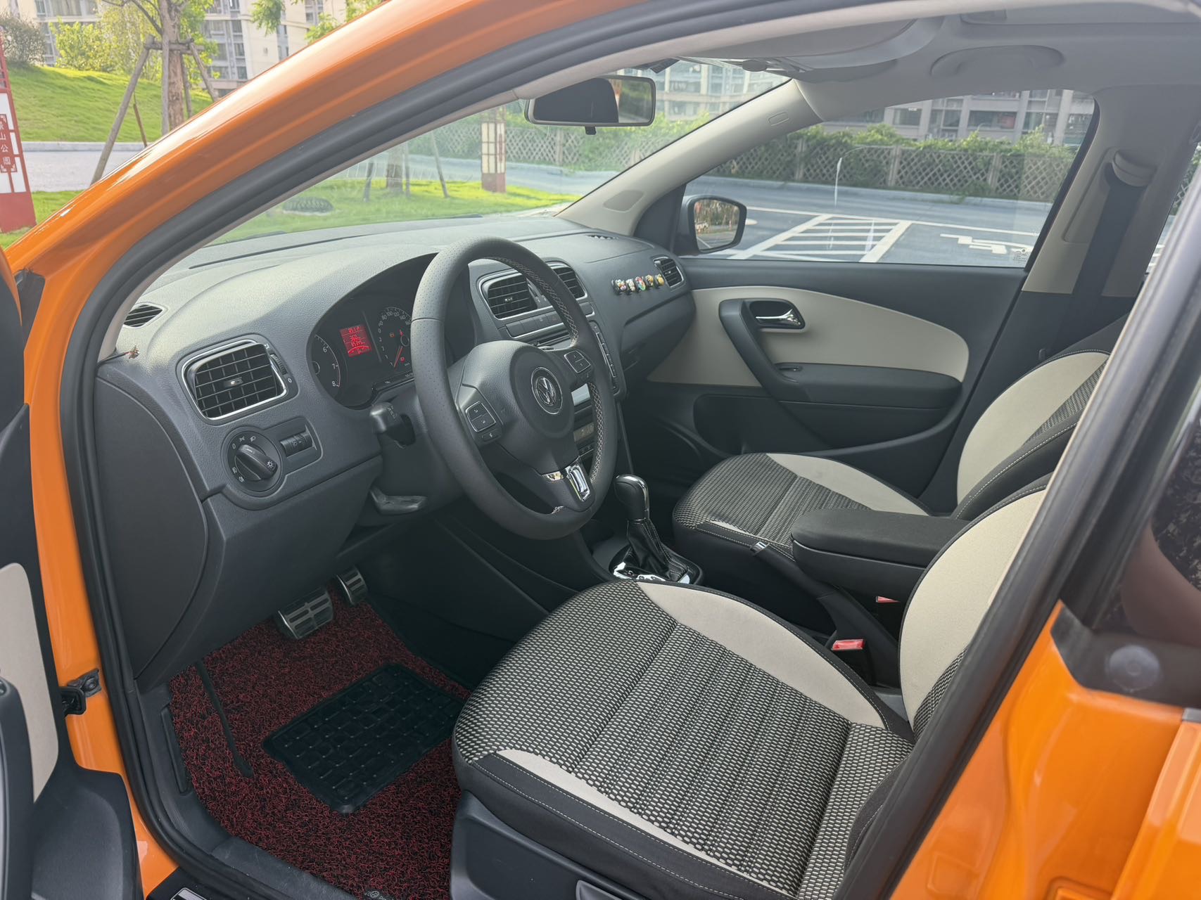 Volkswagen Polo 2012 car image #4