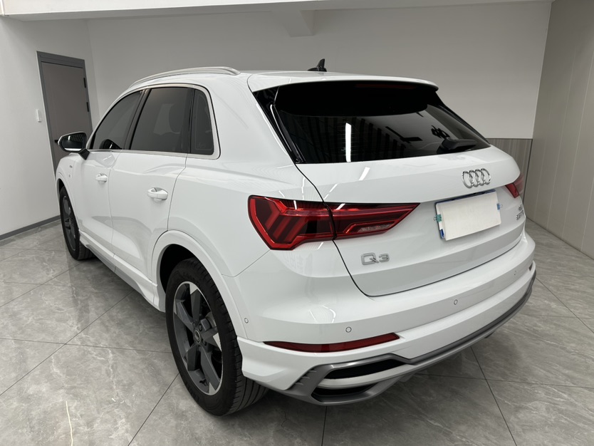 Audi Q3 2022 car image #6