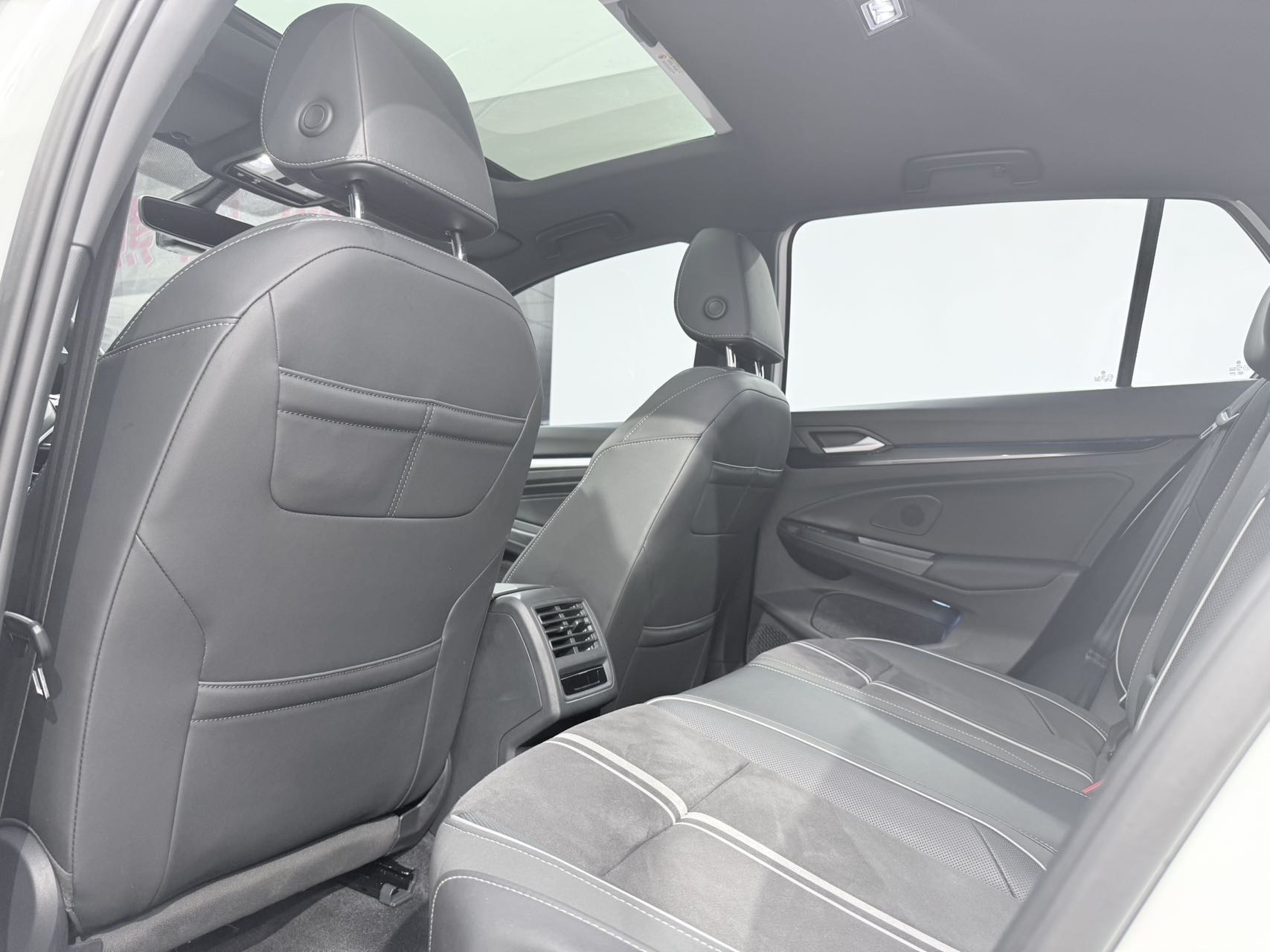 Volkswagen Golf 2024 car image #17