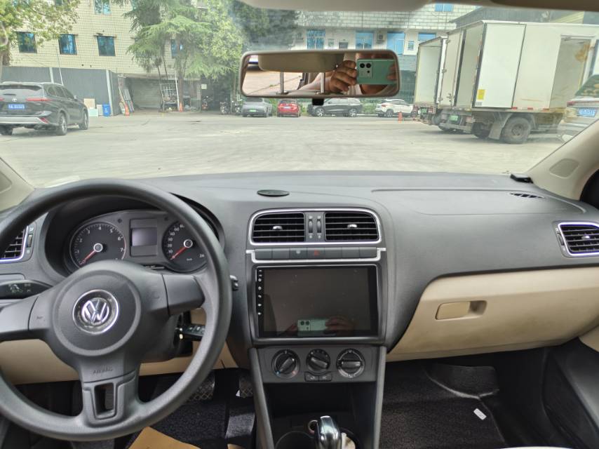 Volkswagen Polo 2011 car image #9
